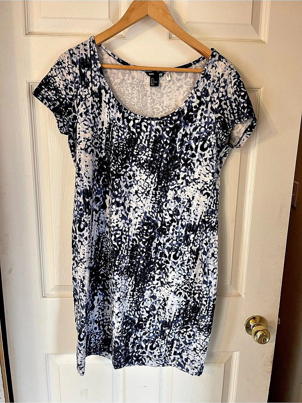 H&M Abstract Print Short Sleeve Top Size Large Like New